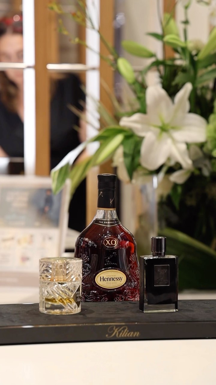 פשוט SMOKING HOT
! כי בלילה אין חוקים

קצת שינוי בהתאם לסרטון 
פשוט SMOKING HOT! 
כי בלילה אין חוקים
חגגנו בביונד סקין את השקת הניחוח המעושן החדש מבית הבישום הצרפתי KILIAN PARIS המבוסס על טבק מקנטאקי ומועשר בניחוח טבק נרגילה בטעם תפוח ווניל בורבון עז. ניחוח לוהט לגבר ולאישה, SMOKING HOT מגדיר מחדש את הניחוח המעושן