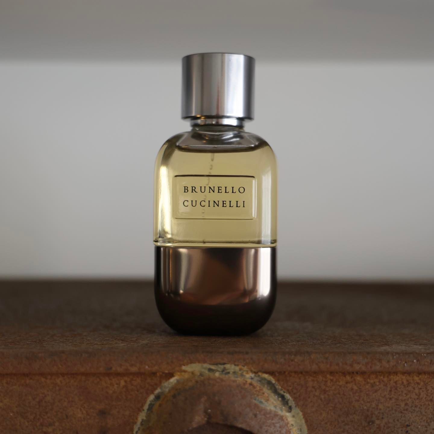 הינם שיר הלל ליופי ולפשטות- 
Brunello Cucinelli
הבשמים של,
מותג בישום חדש ובלעדי ב-
‏BEYONDSKIN
היופי של כדור הארץ, של אנשים, של רעיונות. היופי של החיים.  זוהי הפשטות כחומר וצורת ההוויה. הבשמים האלה הם יצירת אמנות.
מרכיבים באיכות גבוהה נבחרו לתת חיים לרעיון היצירתי ולפרשנות האמנות. בניחוח לגבר ולאישה